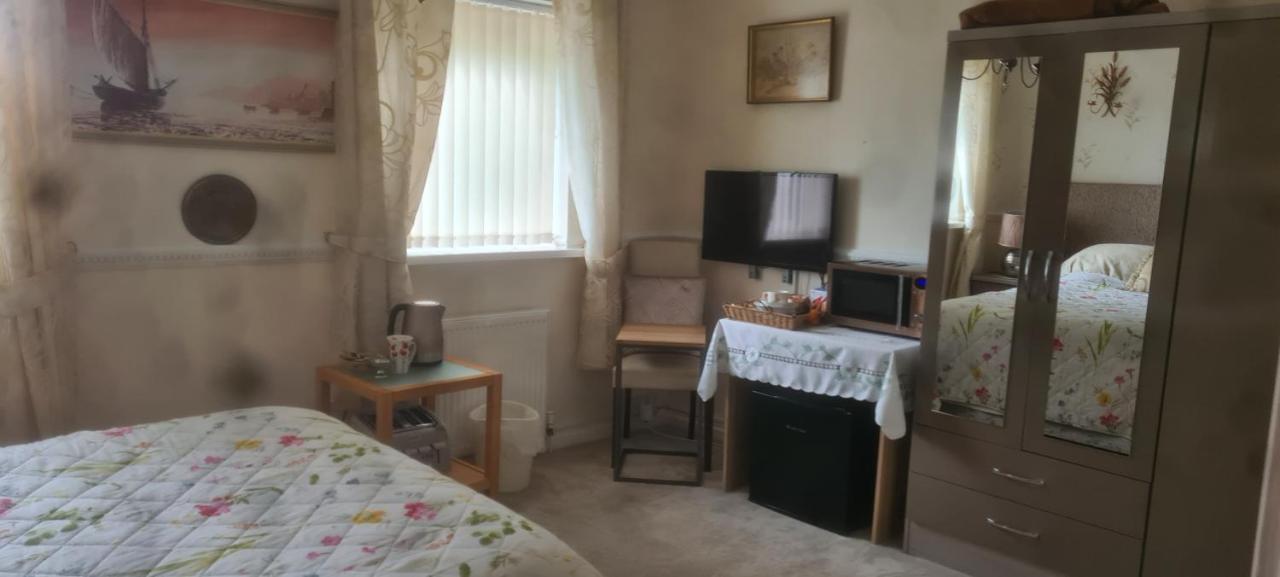 Parc Lodge Guesthouse Bridgend  Exteriör bild